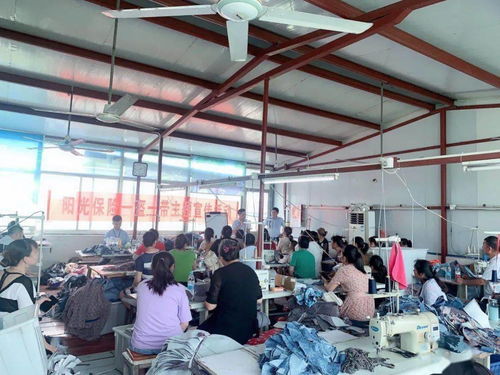 阳光人寿淮安中支走进服装厂，开展“一盔一带”安全教育，守护零售从业者出行安全