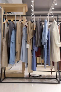 太平鸟百佧丽女装品牌尾货折扣 经典卡其色旗袍唐装，尽显东方韵味与性价比